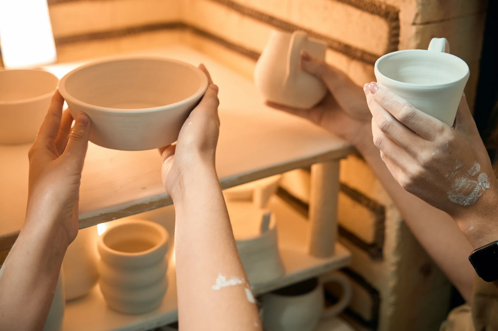 mujeres acomodando piezas dentro de un horno cerámico